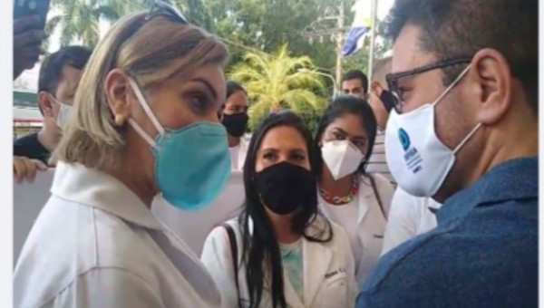 Gladson diz que “está tudo certo” para sancionar lei que permite a contratação de médicos formados no exterior